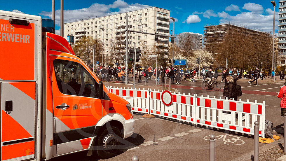 Rettungswagen im Einsatz an der Laufstrecke 
