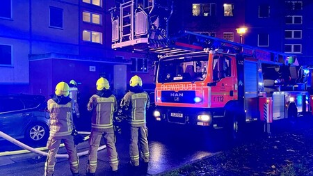 Feuerwehrleute warten auf ihren Folgeauftrag