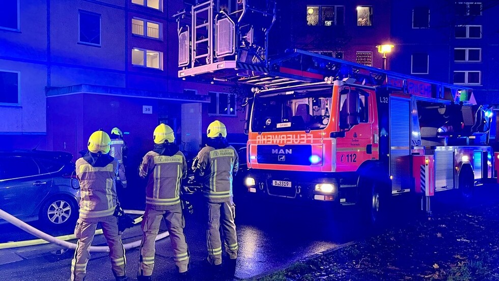 Feuerwehrleute warten auf ihren Folgeauftrag