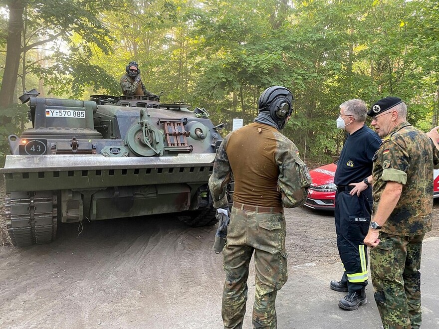 Gepanzerte Fahrzeuge der Bundeswehr halfen bei der Lageerkundung am Boden.