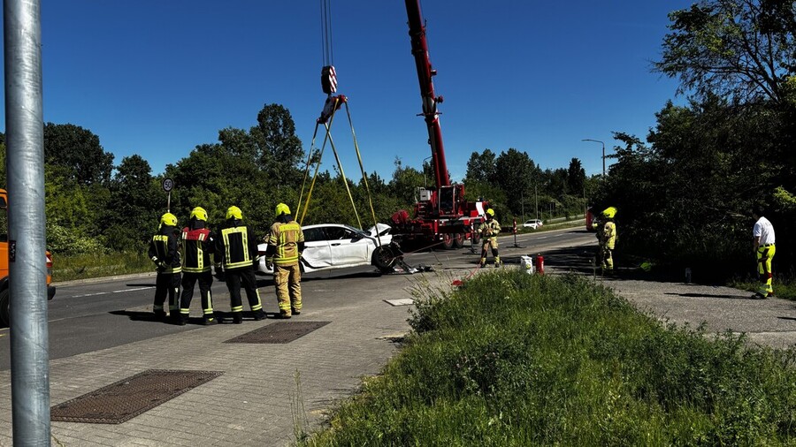 Pkw wird durch Feuerwehrkran geborgen