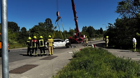 Pkw wird durch Feuerwehrkran geborgen