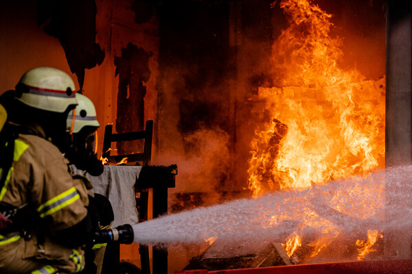 2 Feuerwehrleute bei der Brandbekämpfung