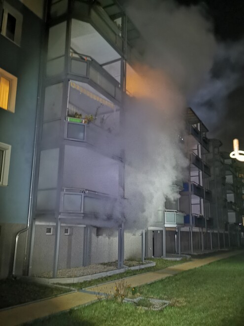 Rauchentwicklung aus Kellerfenster, Verrauchung mehrerer Etagen