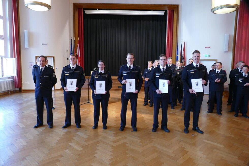 Foto der Beförderten zusammen mit dem Ständigen Vertreter des Landesbranddirektors (kommissarisch) Herrn Per Kleist