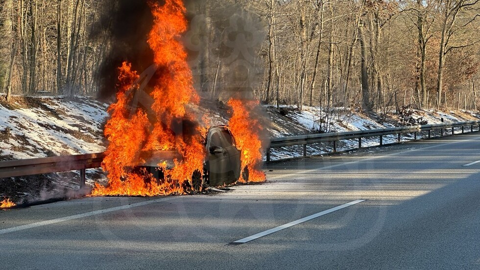 PKW steht auf der Avus in Vollbrand. 