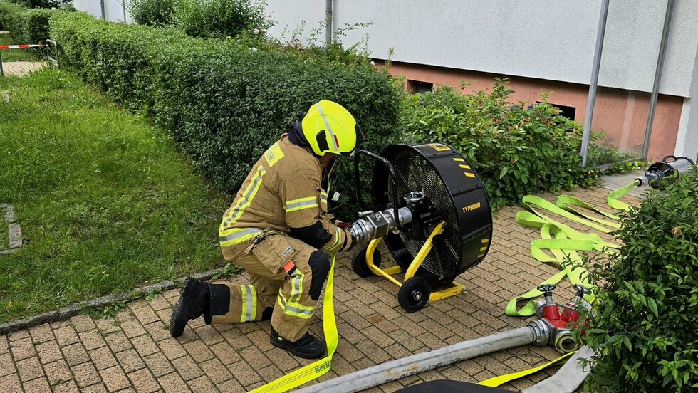 Wasserbetriebener Drucklüfter wird in Stellung gebracht. 
