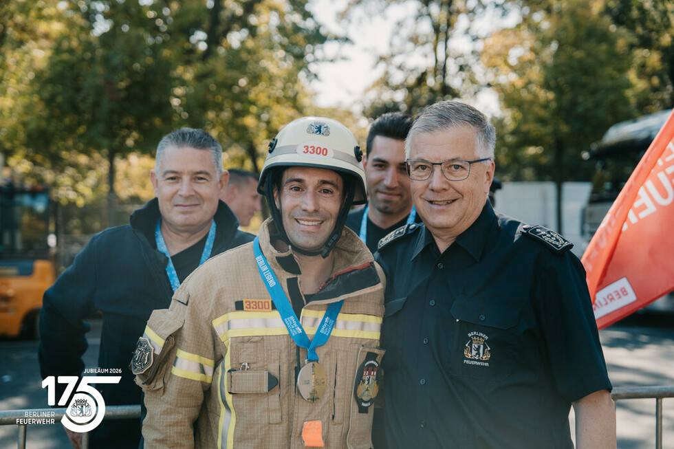 Landesbranddirektor Prof. Dr. Karsten Homrighausen mit Cedric Mariette von der Berliner Feuerwehr, der den Marathon unter erschwerten Bedingungen in vollständiger Feuerwehrschutzkleidung aus PBI-Material erfolgreich absolvierte.