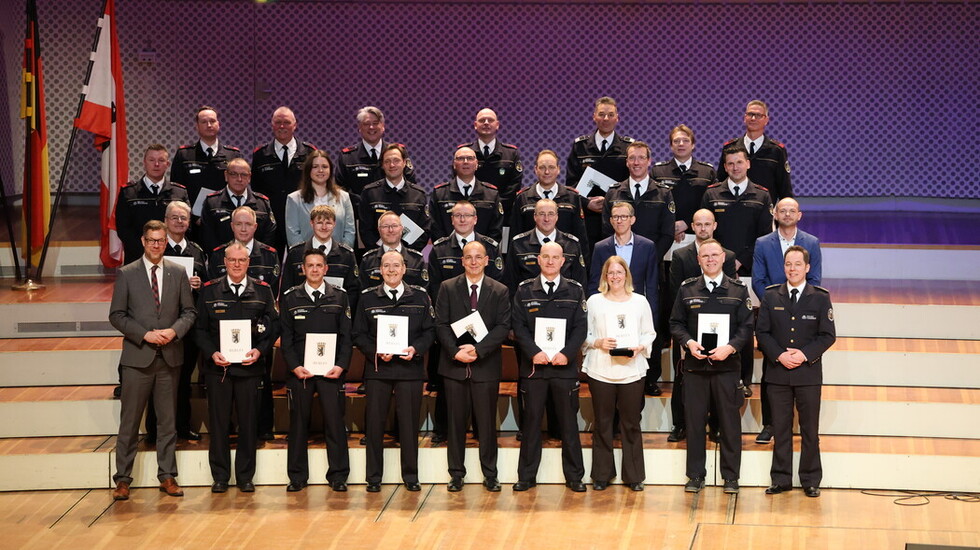 Gruppenbild aller geehrten Kräfte der Berliner Feuerwehr.