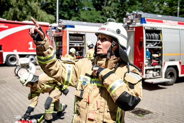 Frau in Schutzkleidung mit Helm