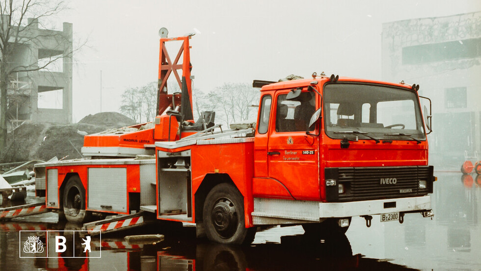 Die nach dem Einsturz vollständig beschädigte Drehleiter mit Korb.