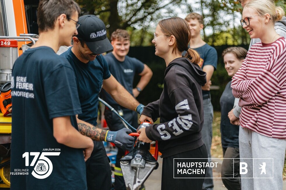 Eine Teilnehmerin erhält einen praktischen Eindruck von Gewicht und Handhabung eines Spreizers.