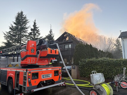 Drehleiter vor der Einsatzstelle