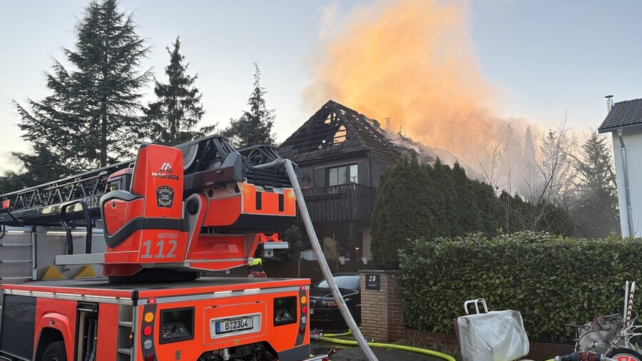 Drehleiter vor der Einsatzstelle