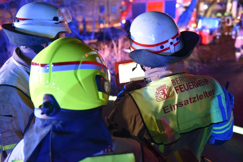 Der Einsatzleiter bespricht die Lage mit seinen Führungskräften.