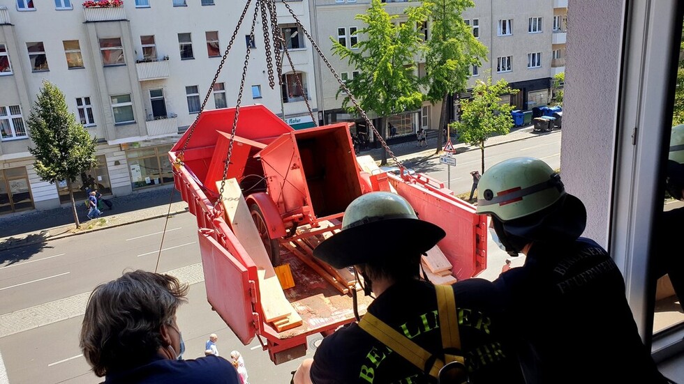 Der Anhänger schwebt vor das Fenster.