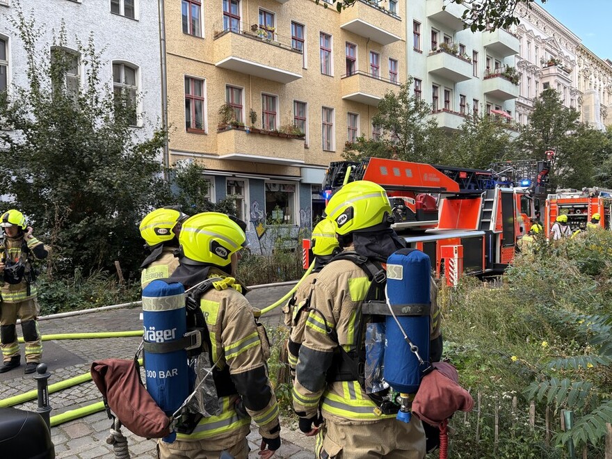Einsatzkräfte vor der Einsatzstelle
