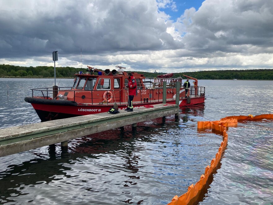 Löschboot legt an Steganlage an.