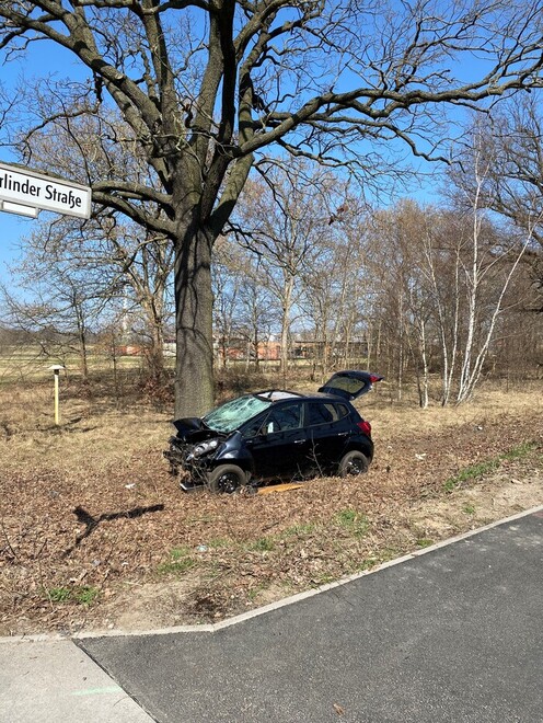 Verunfallte Fahrzeug im Straßengraben