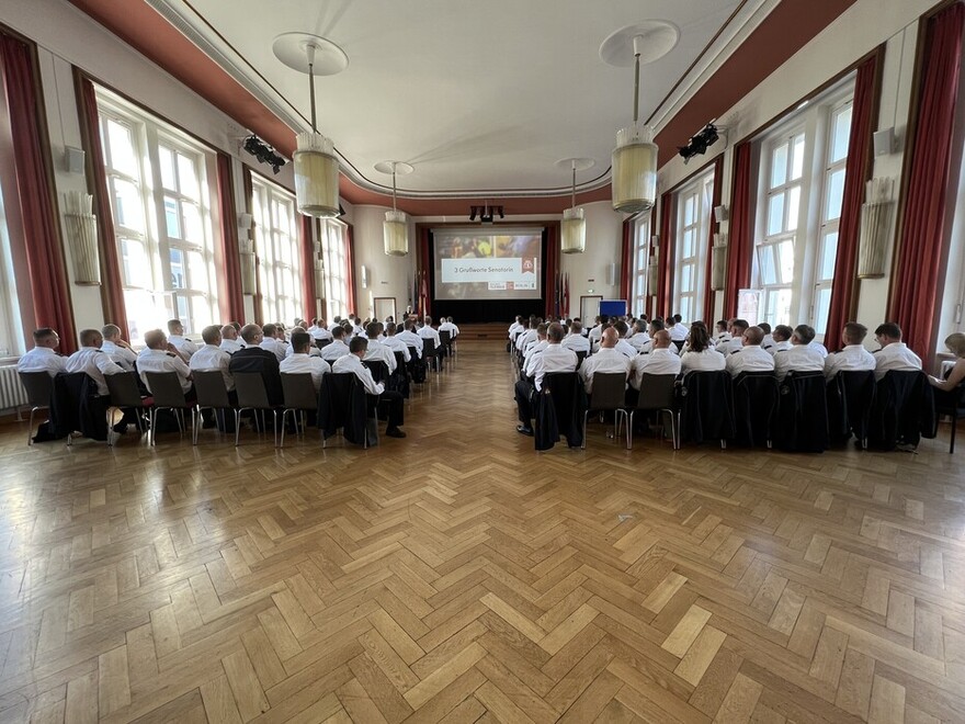 Blick in die gefüllten großen Saal.