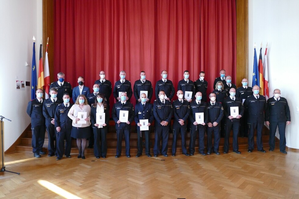 Gruppenbild aller beförderten Kräfte und Gratulanten