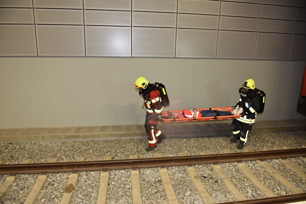 Verletzte Person wird aus dem Gleisbereich gerettet.