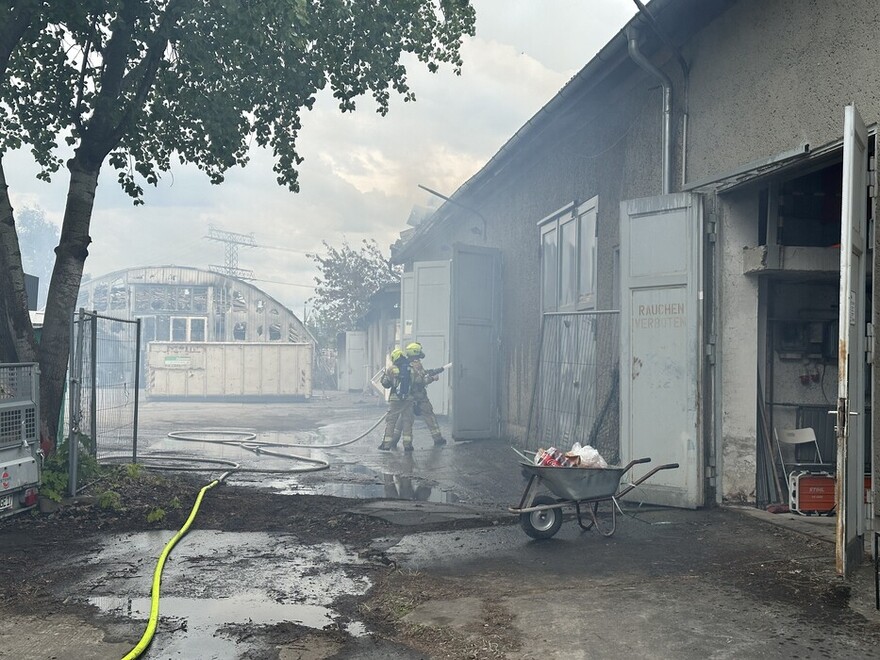 Einsatzkräfte bei der Brandbekämpfung 