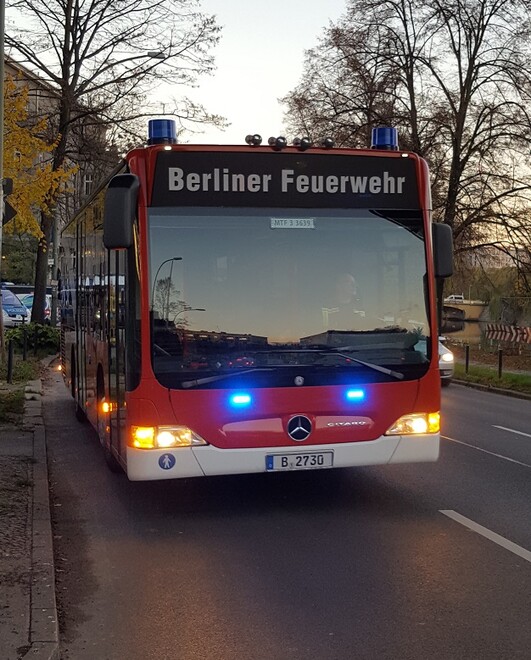 Anwohner werden evakuiert und von der Feuerwehr betreut