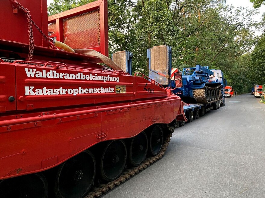 Ein Löschpanzer einer privaten Firma leistete wertvolle Dienste innerhalb des Sperrkreises.