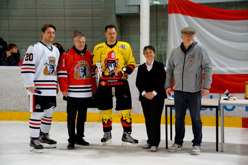 V.l.n.r. : Christian Voigt - 1. Platz Team Berlin, LBD Dr. Homrighausen, Team Krefeld - 2. Platz, Staatssekretärin für Sport, Frau Dr. Böcker-Gianinni und Lars Wieg vom Personalrat der Berliner Feuerwehr.