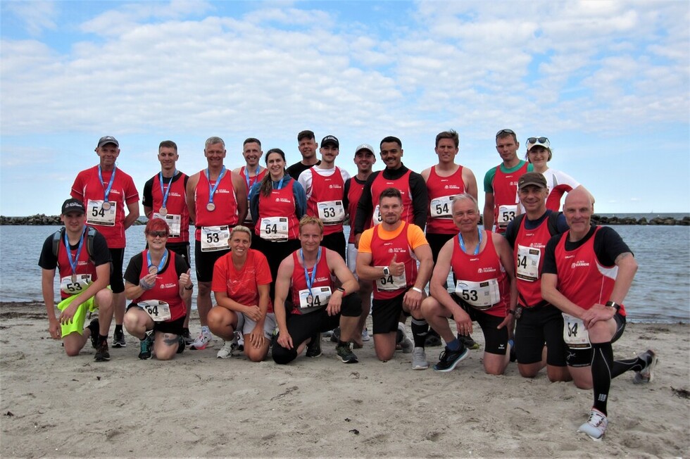 Gruppenbild beider Staffeln mit Ostseeeblick