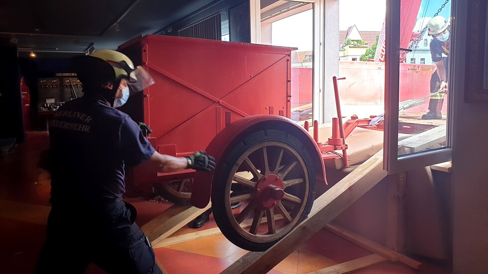 vorsichtig wird das Exponat über die Rampe ins Museum gerollt.