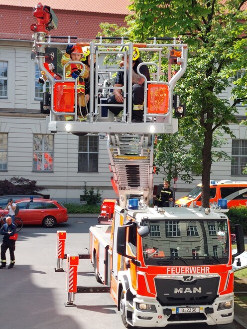 Felix und seine Mutter auf der Fahrt mit der Drehleiter