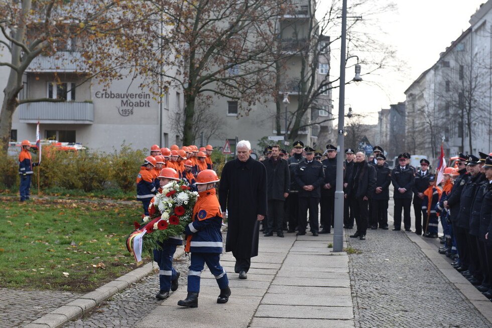 Die Jugendfeuerwehr bringt die Kränze zum Ehrenmal