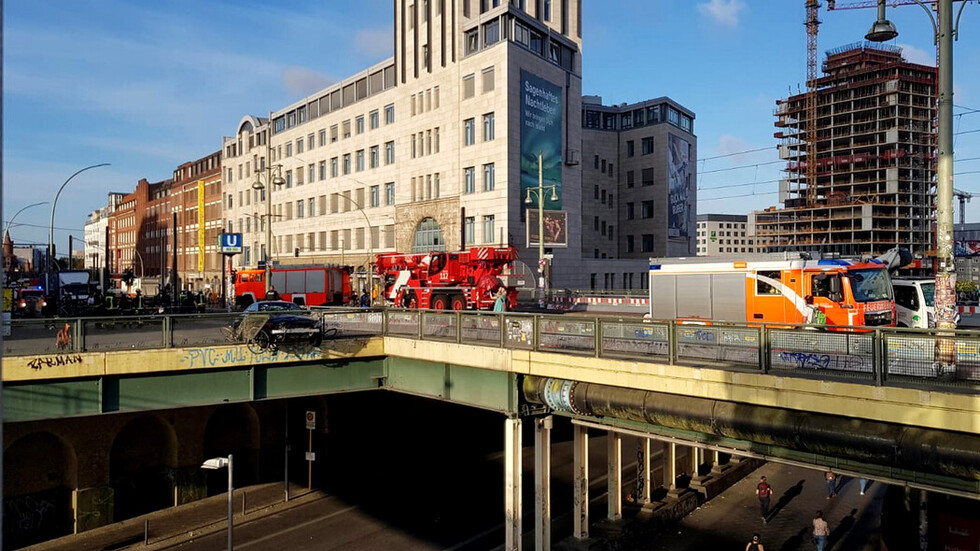 Pkw im Brückengeländer