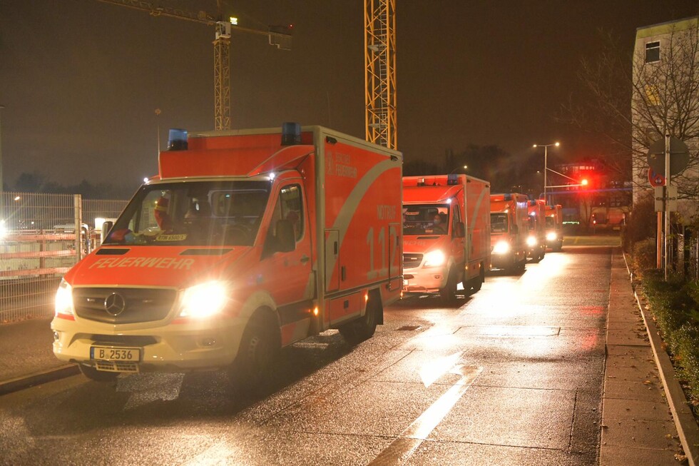 Rettungswagen in Warteposition vor der Auffahrt