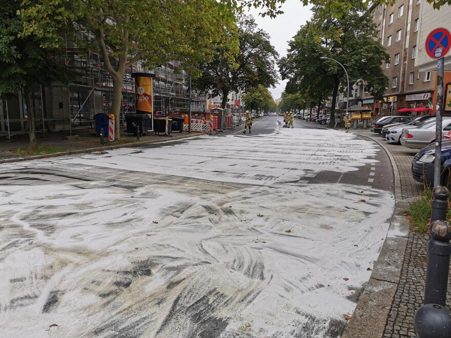 Ölbindemittel auf der Straße