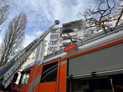 Einsatzfahrzeuge vor dem Haus