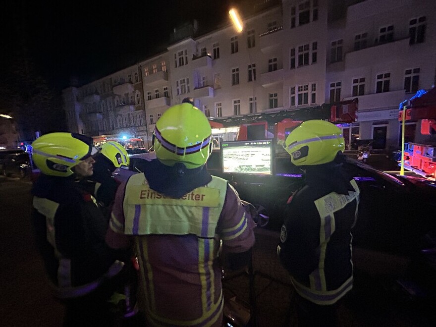Drohnenteam bei der Lagebeurteilung