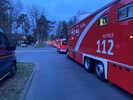 Feuerwehrfahrzeuge stehen in Bereitstellung auf der Straße