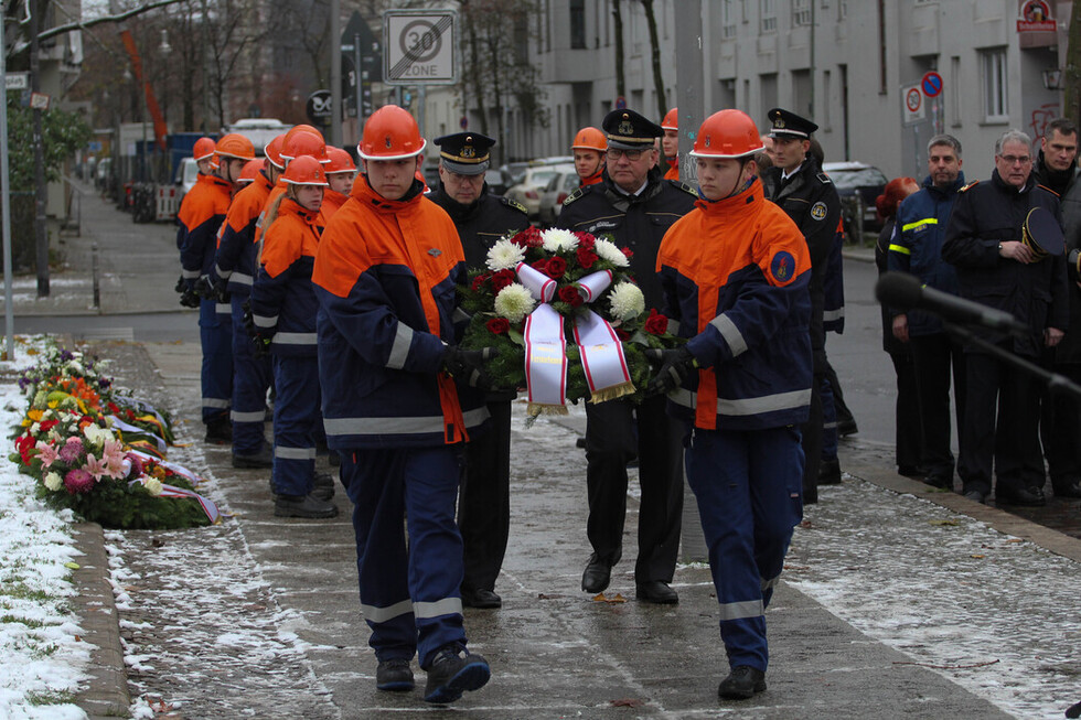 Angehörige der Jugendfeuerwehr Berlin, LBD und LBD-V legen Kränze nieder