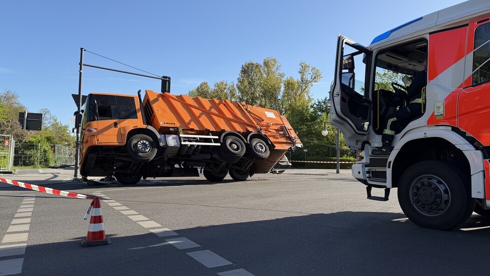 Aufrichten des umgestürzten Lastkraftwagens mittels Winde