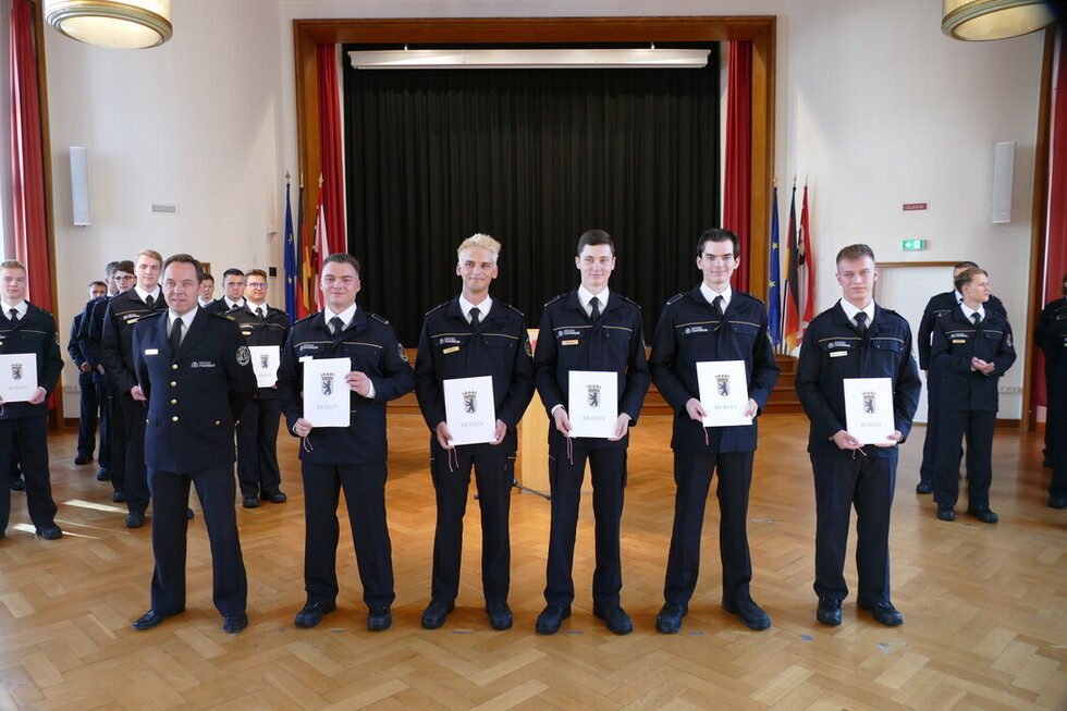 Foto der Ernannten zusammen mit dem Ständigen Vertreter des Landesbranddirektors (kommissarisch) Herrn Per Kleist