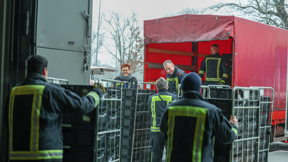 Verladen auf die sieben Lkw der Berliner Feuerwehr.