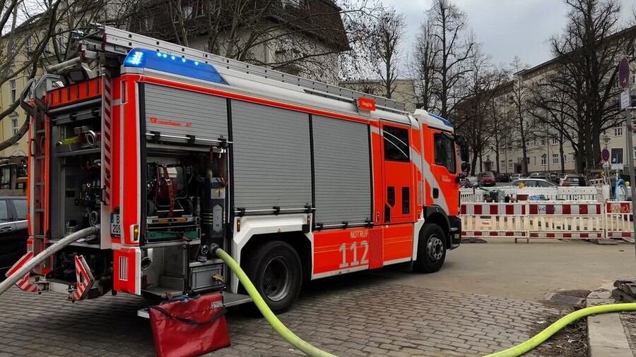 Ein Löschfahrzeug der Berliner Feuerwehr an der Einsatzstelle