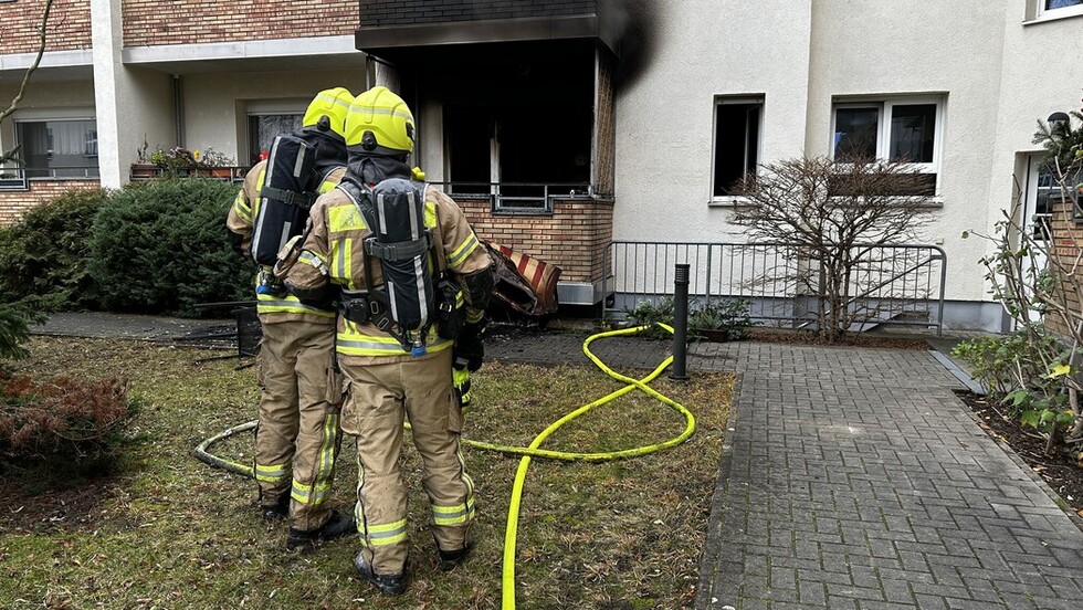 Ein Atemschutztrupp vor der Brandwohnung