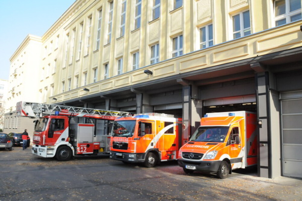 Wachgebäude mit Fahrzeugen