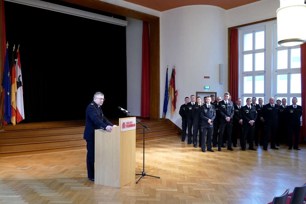 LBD Homrighausen begrüßt die zu Befördernden.