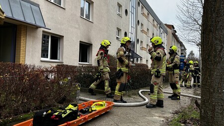Einsatzkräfte vor dem Brandgebäude