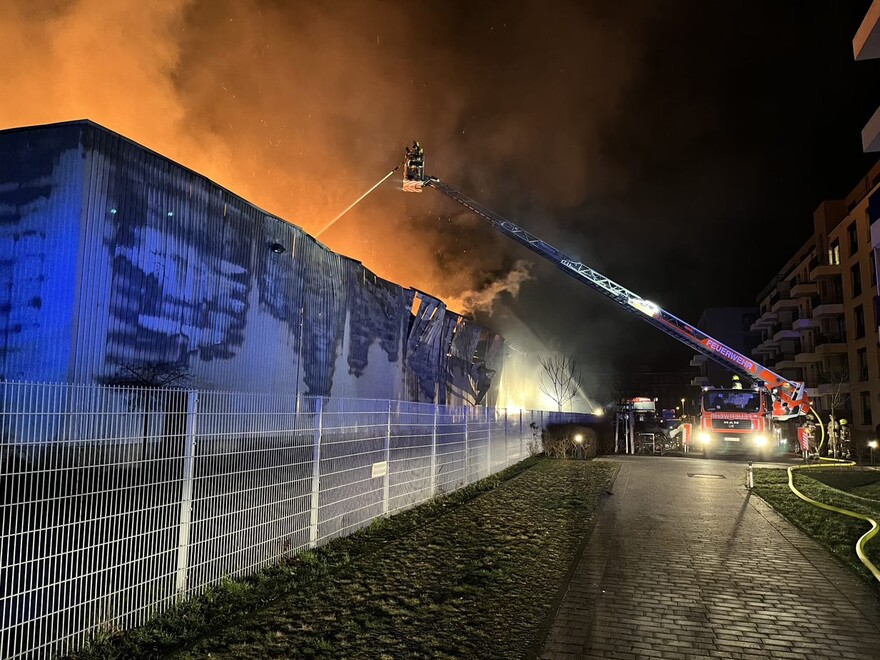 brennende Lagerhalle